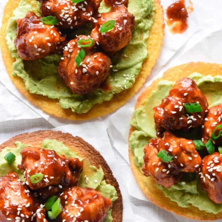 Take vegetarian tacos to a new level with these General Tso's Cauliflower Tacos. Cauliflower florets are battered, fried and tossed with an easy homemade General Tso's Sauce. Serve in tortillas with mashed avocado! | foxeslovelemons.com