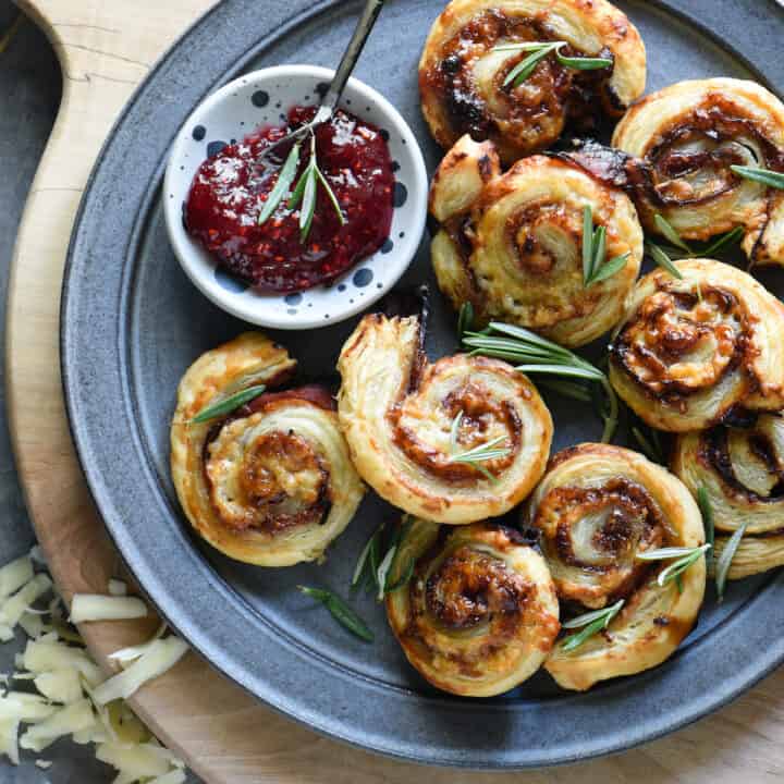 These sweet and savory Prosciutto & Cheese Pinwheels are made with just five ingredients. They're elegant without being fussy, and everybody will love them! | foxeslovelemons.com