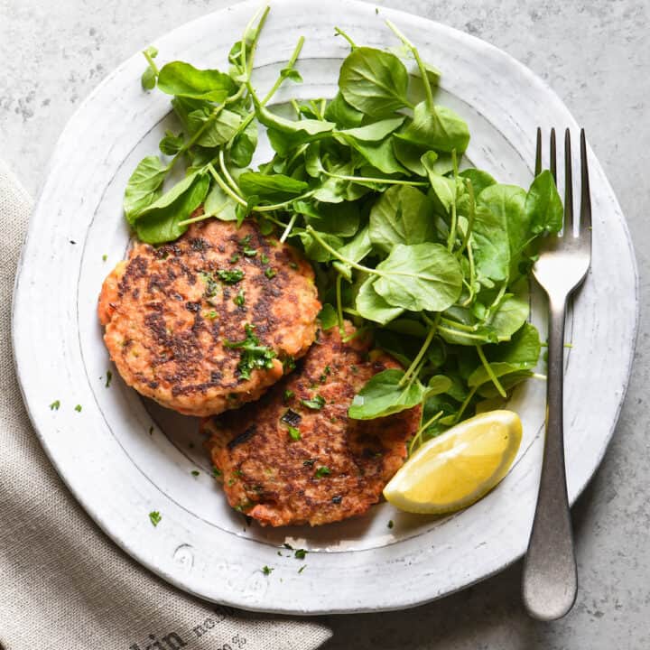 These Salmon Cakes are made with fresh, flavorful ingredients and are easy to prepare. This restaurant-quality recipe will win over even the seafood skeptics in your family. | foxeslovelemons.com