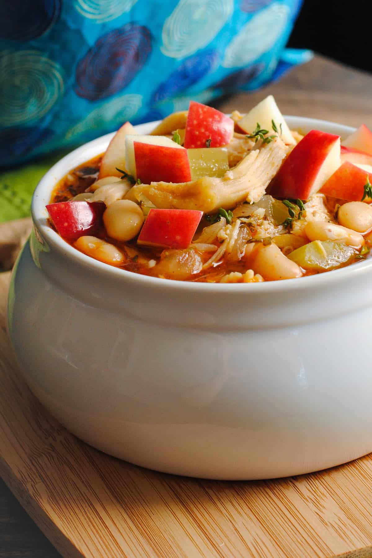 This Slow Cooker Chicken Apple Cider Chili is a simple soup with a surprising depth of flavor from fall herbs and apple cider. | foxeslovelemons.com