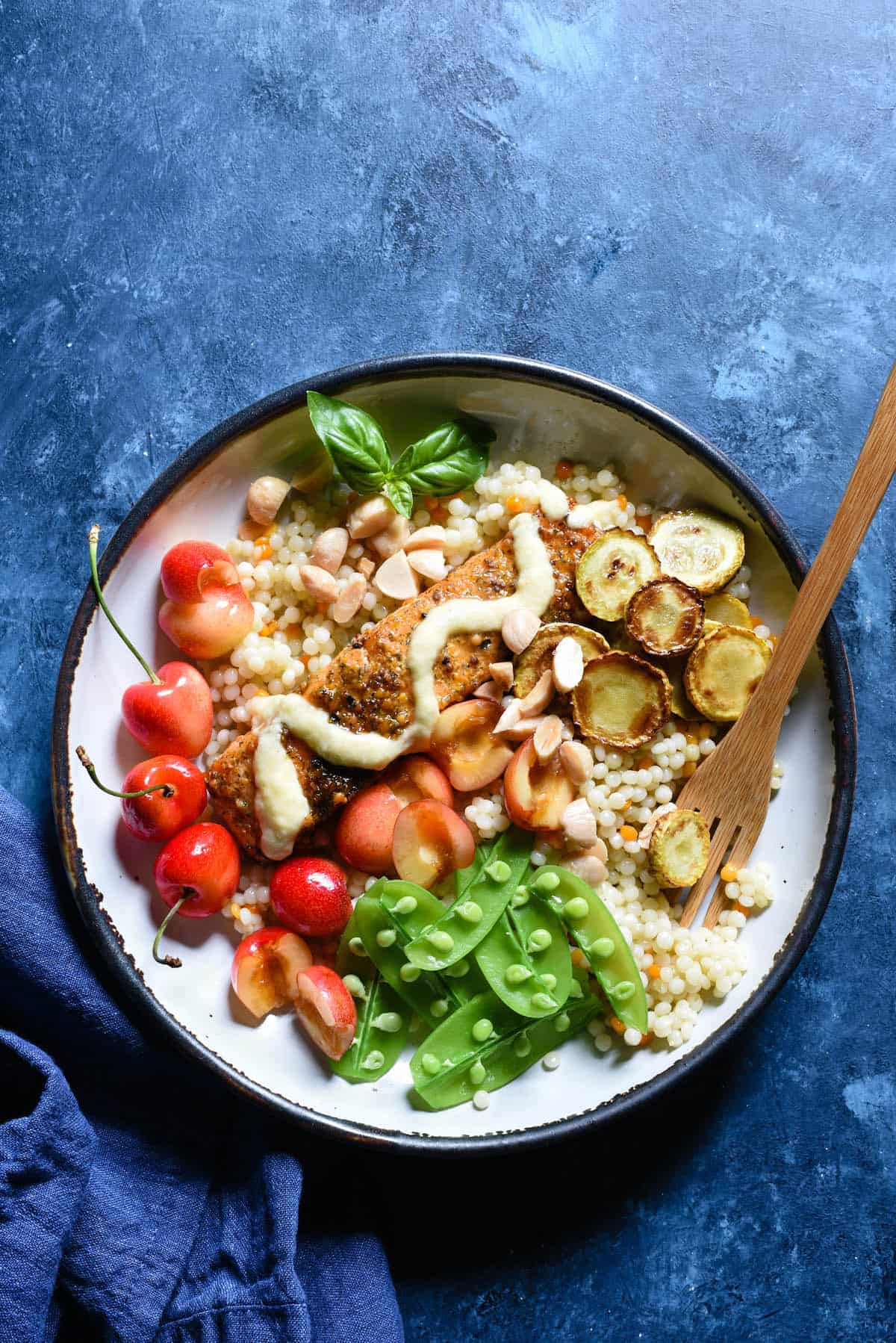 Clean out your fridge and create a vibrant, healthful summer meal with these Summer Salmon Bowls! | foxeslovelemons.com