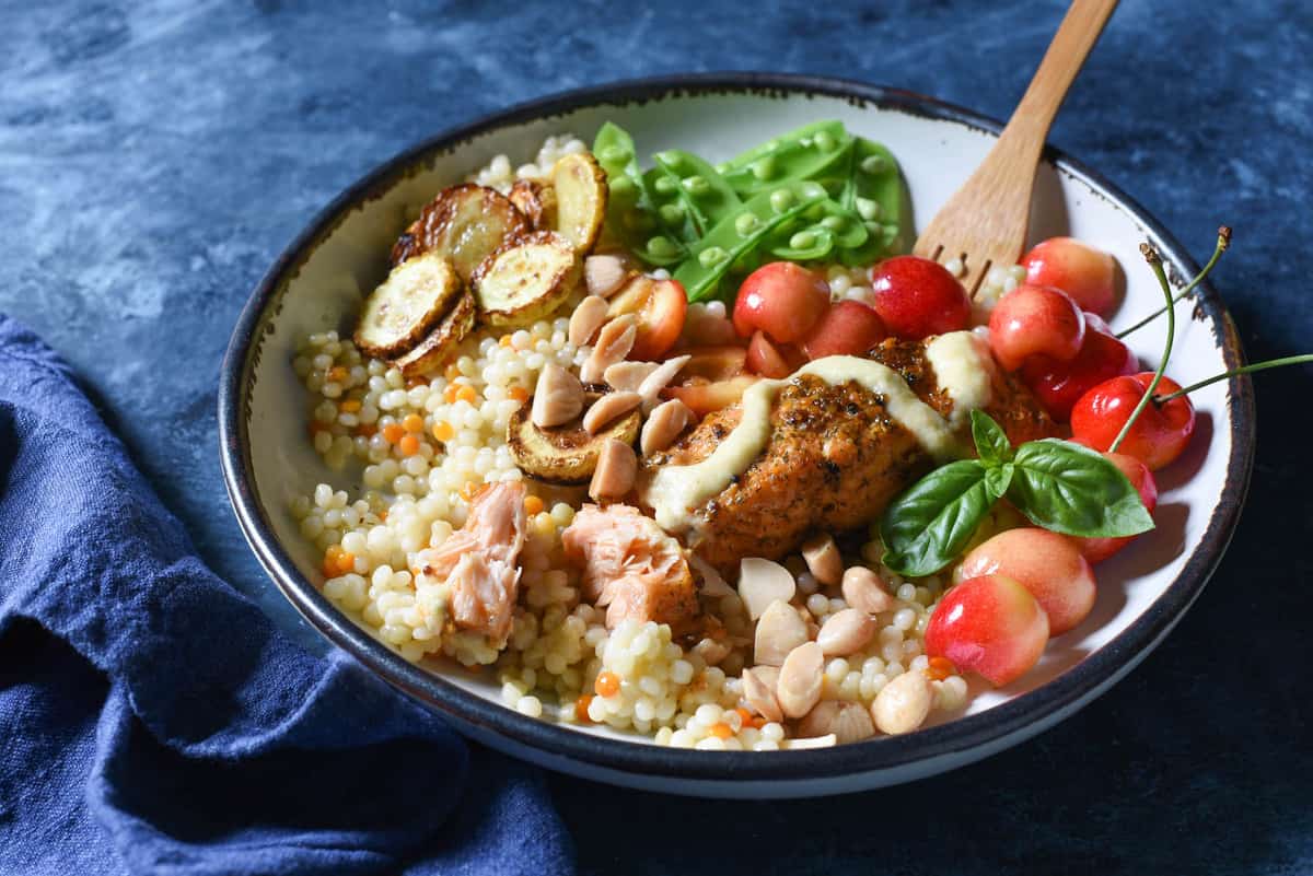 Clean out your fridge and create a vibrant, healthful summer meal with these Summer Salmon Bowls! | foxeslovelemons.com