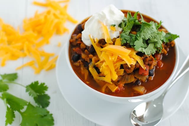 Vegetarian "Chorizo" & Black Bean Chili - A hearty and healthy chili made with chorizo-flavored seitan that will fool even the biggest meat lovers! | foxeslovelemons.com